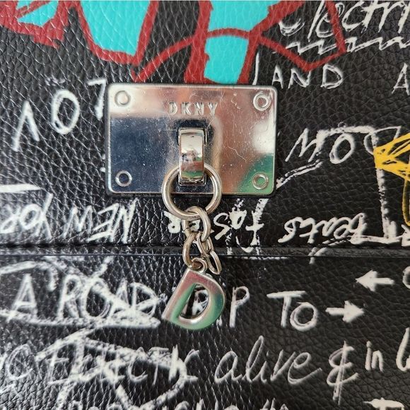 DKNY crossbody purse Graphic design - Picture 2 of 16
